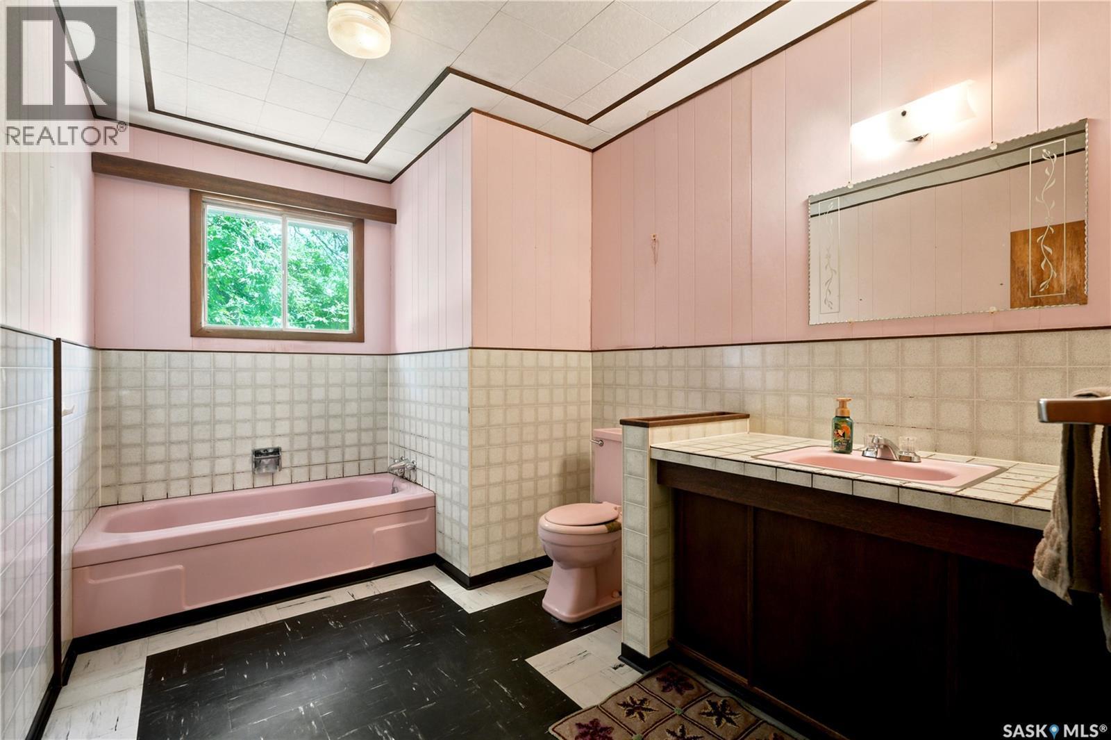 1632 9Th Avenue N, Saskatoon, SK - Indoor Photo Showing Bathroom