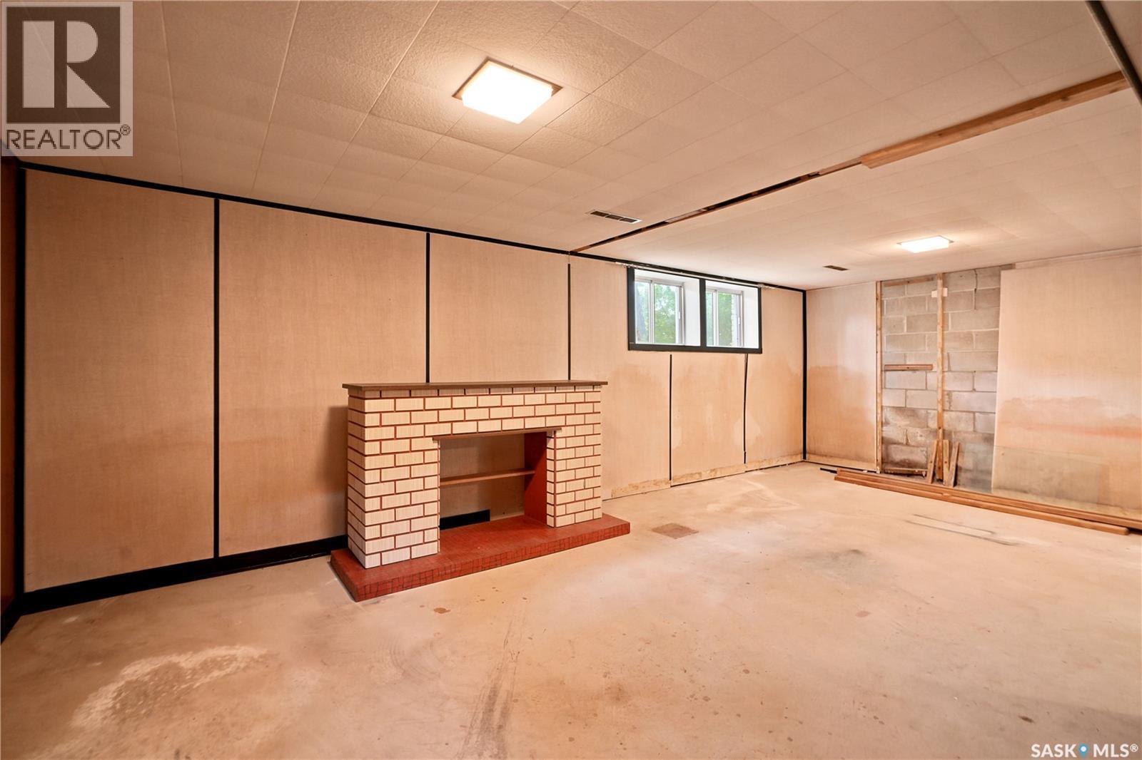 1632 9Th Avenue N, Saskatoon, SK - Indoor With Fireplace