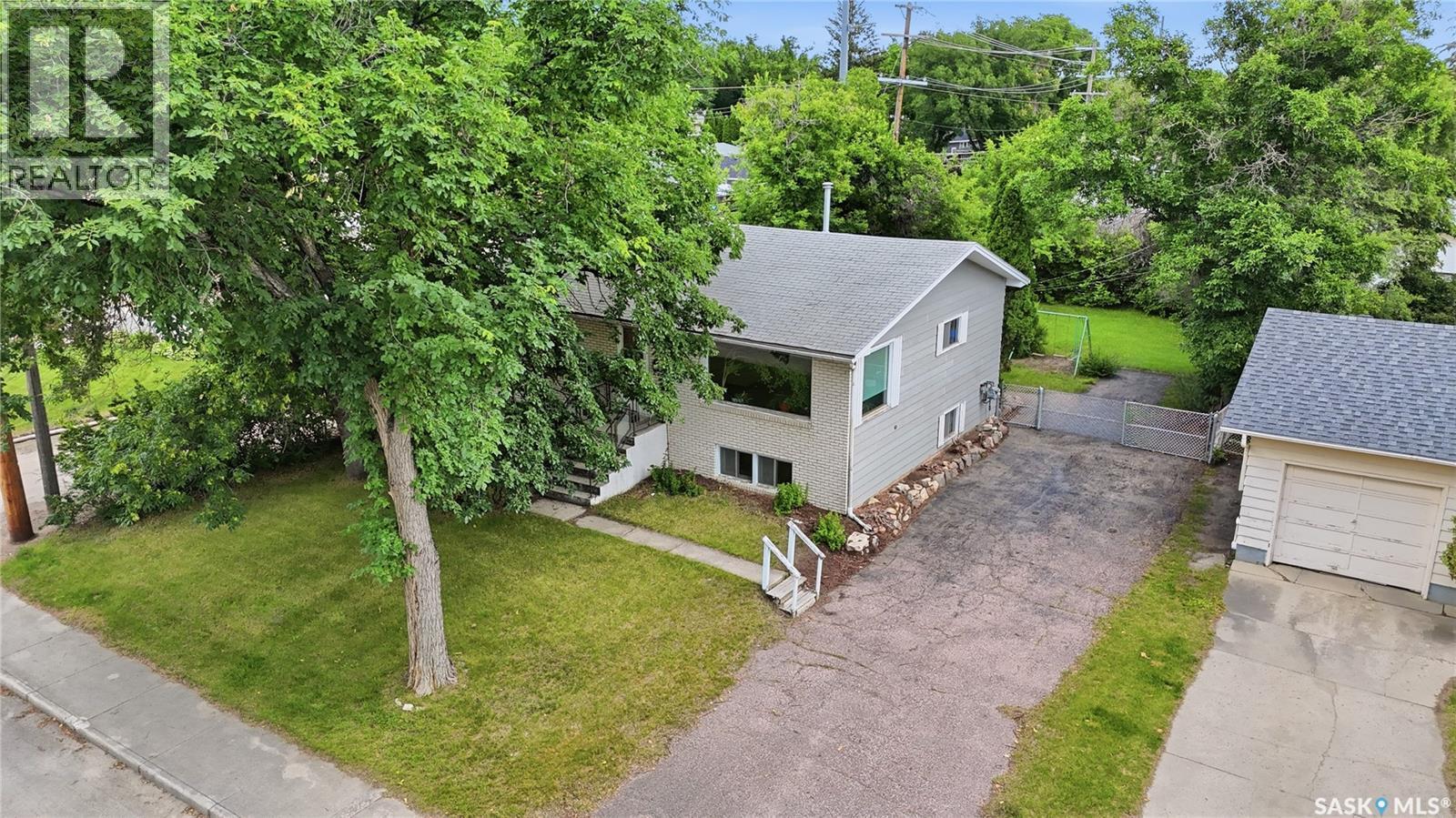 1632 9Th Avenue N, Saskatoon, SK - Outdoor