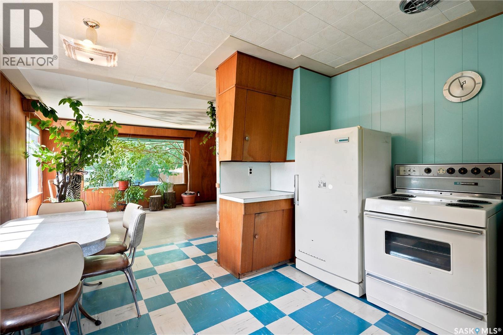 1632 9Th Avenue N, Saskatoon, SK - Indoor Photo Showing Kitchen
