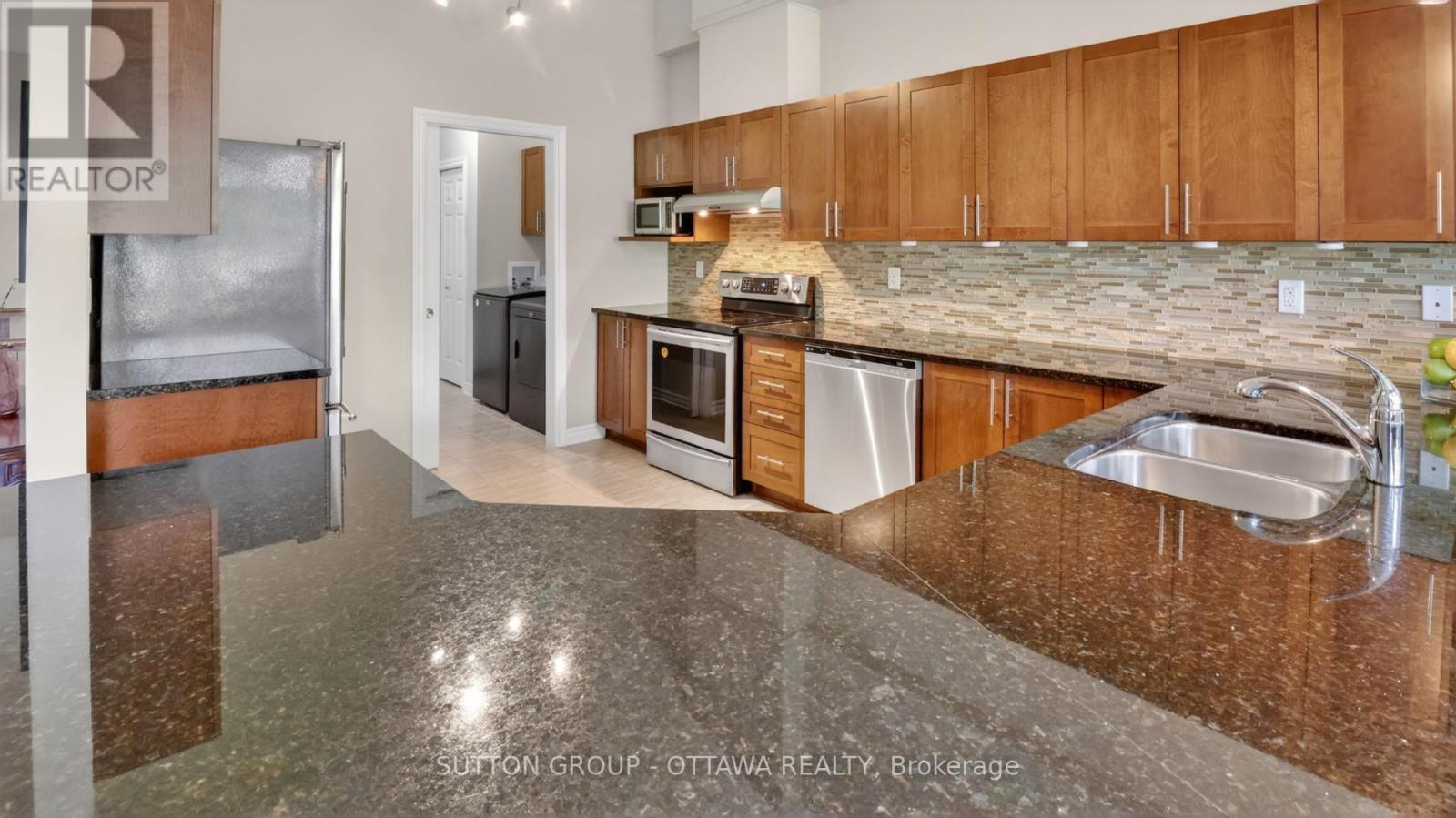 104 Passageway Private, Ottawa, ON - Indoor Photo Showing Kitchen With Stainless Steel Kitchen With Double Sink