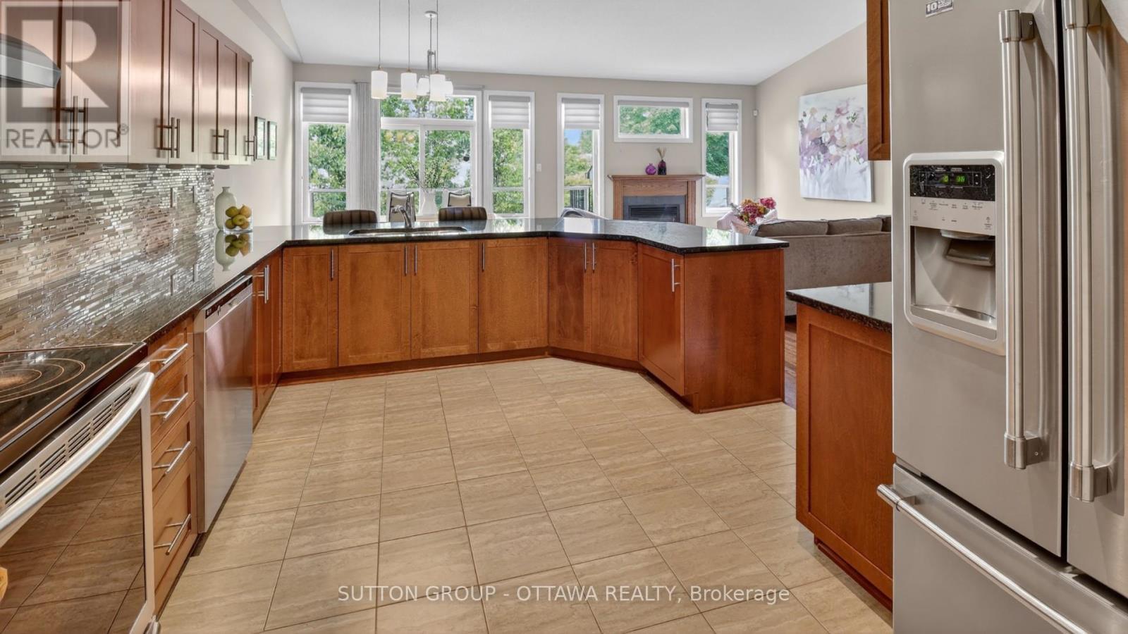 104 Passageway Private, Ottawa, ON - Indoor Photo Showing Kitchen