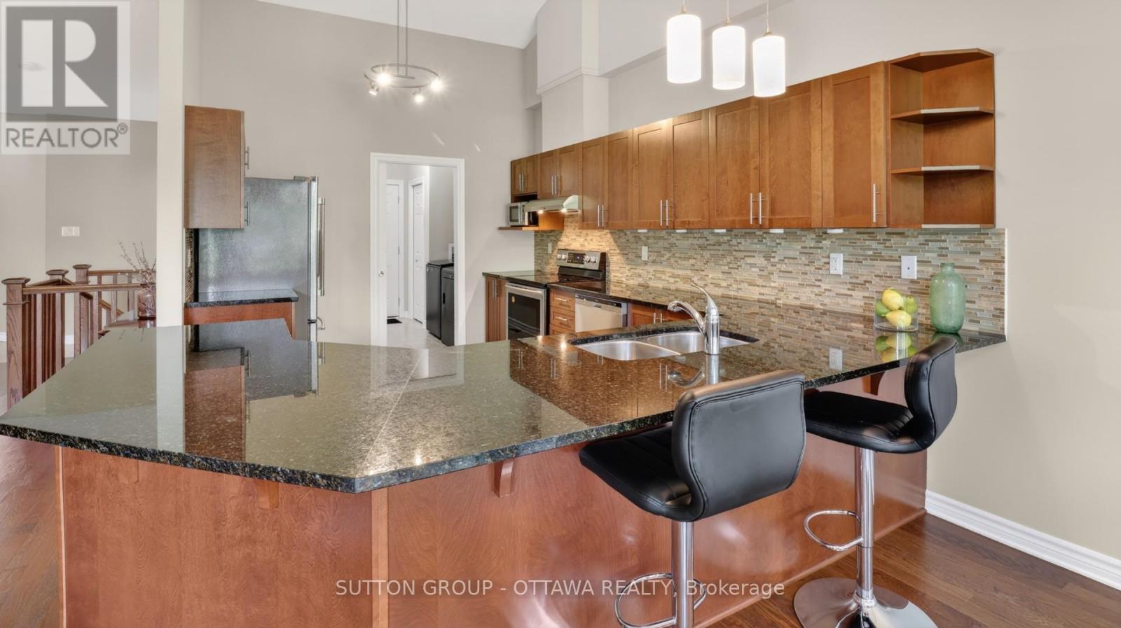 104 Passageway Private, Ottawa, ON - Indoor Photo Showing Kitchen With Double Sink With Upgraded Kitchen