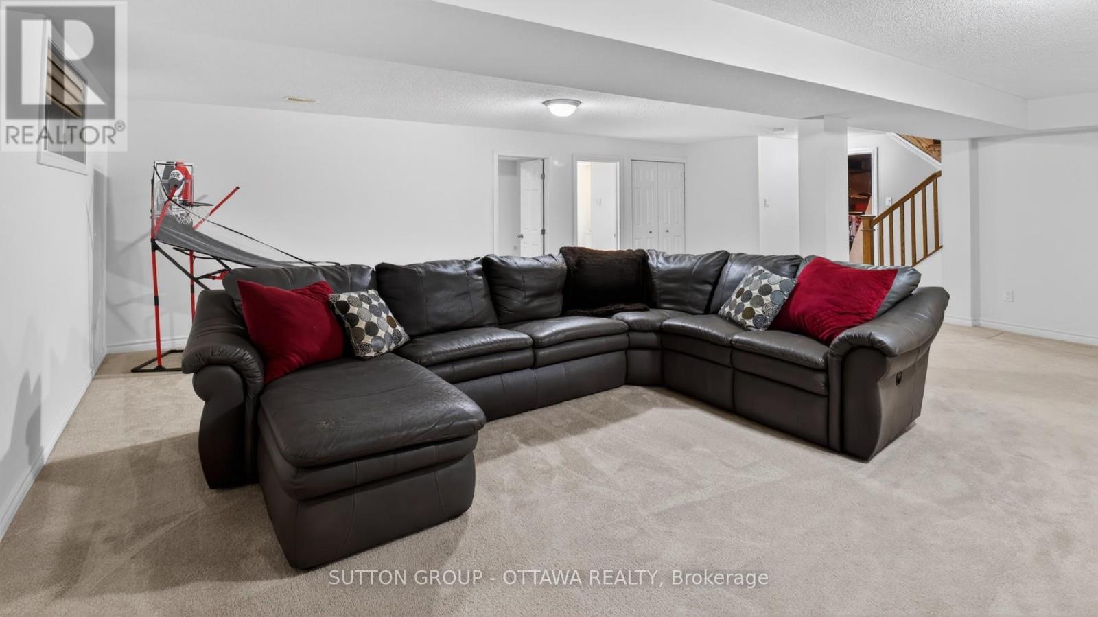 104 Passageway Private, Ottawa, ON - Indoor Photo Showing Living Room