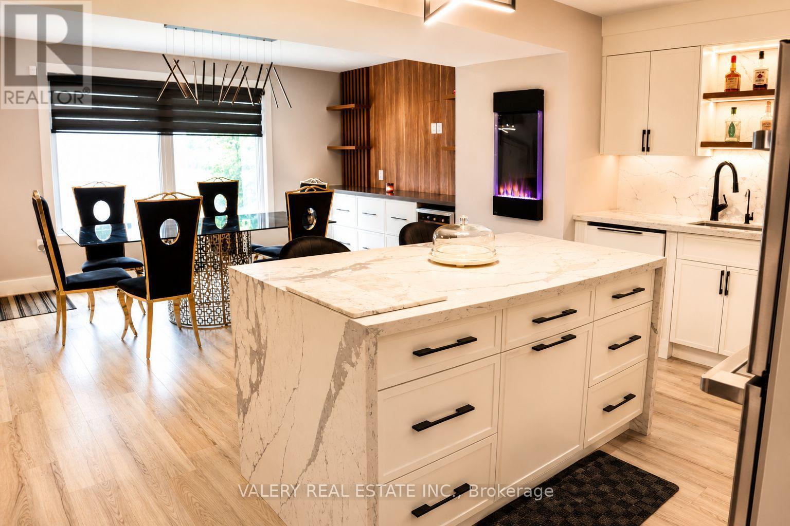 33 Chilton Drive, Hamilton, ON - Indoor Photo Showing Kitchen