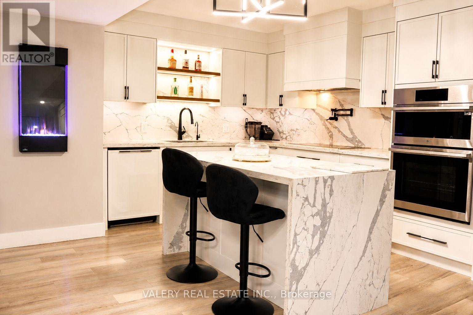 Kitchen - 33 Chilton Drive, Hamilton, ON - Indoor Photo Showing Kitchen With Upgraded Kitchen