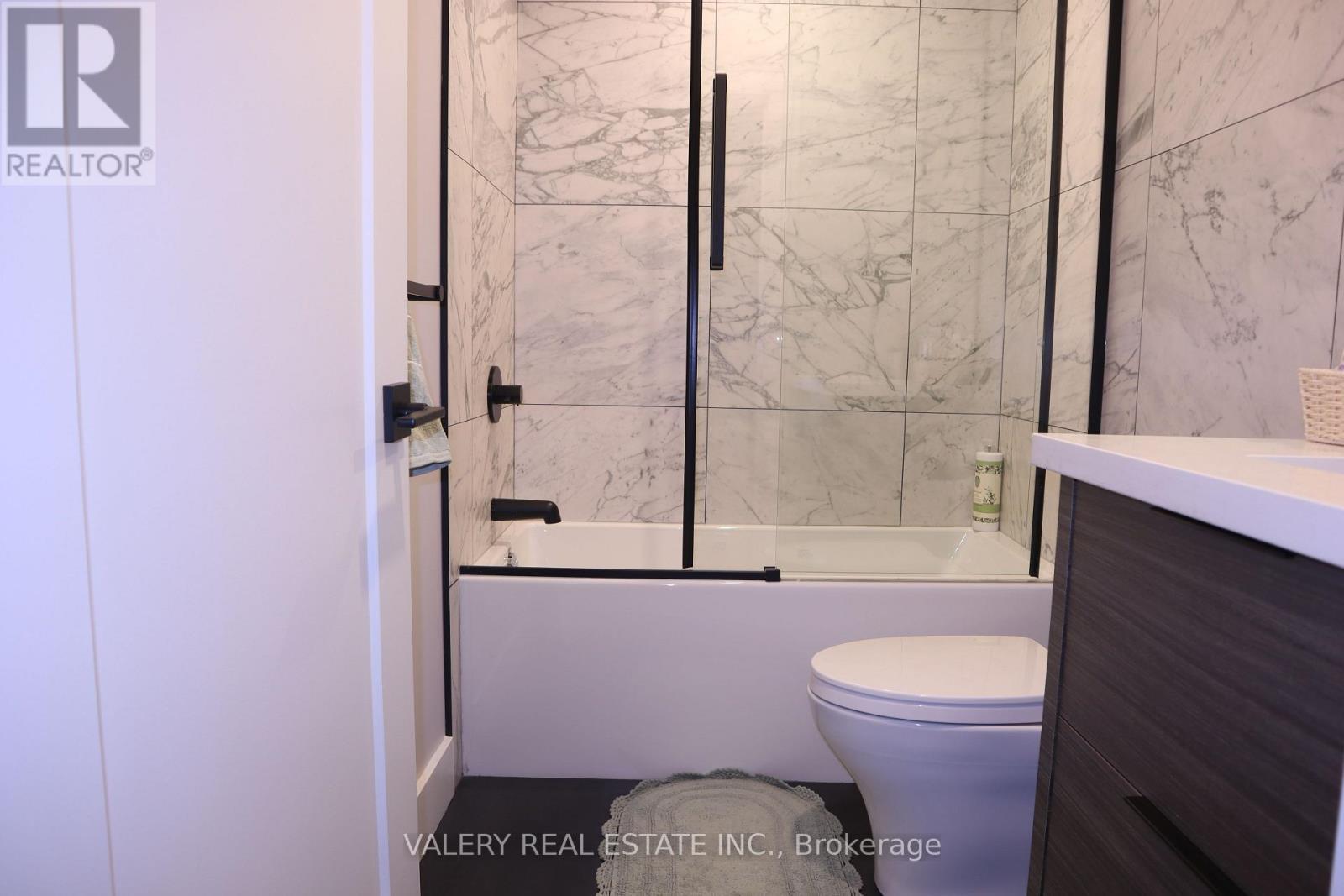 Second floor guest bathroom - 33 Chilton Drive, Hamilton, ON - Indoor Photo Showing Bathroom