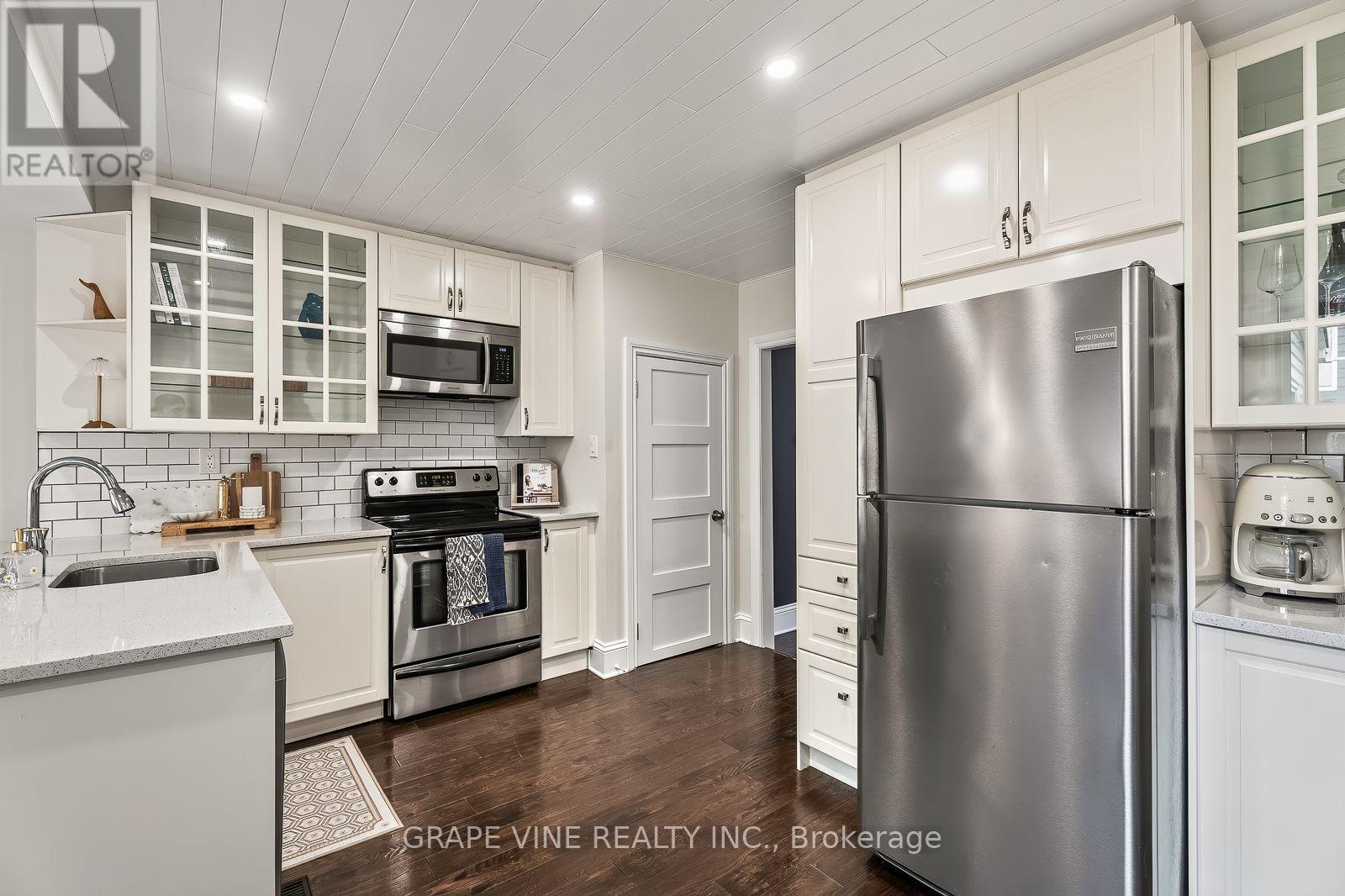 31 Westmount Avenue, Ottawa, ON - Indoor Photo Showing Kitchen With Stainless Steel Kitchen With Upgraded Kitchen
