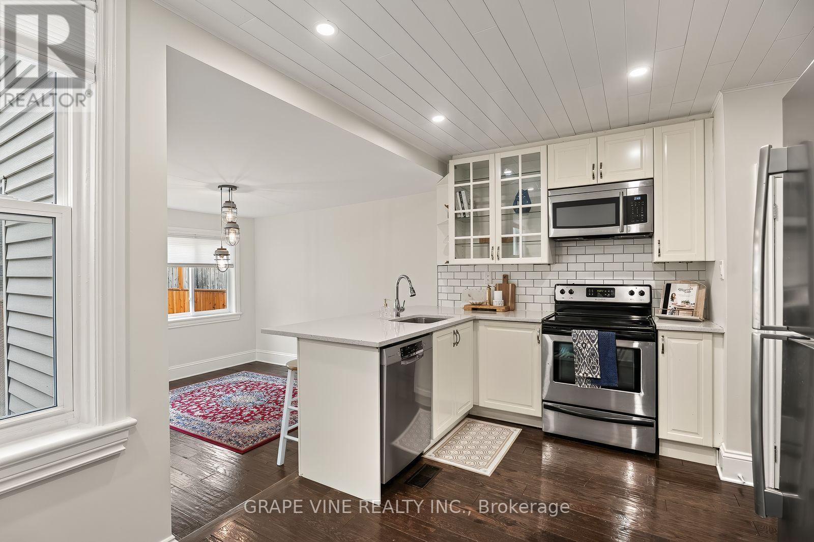 31 Westmount Avenue, Ottawa, ON - Indoor Photo Showing Kitchen With Stainless Steel Kitchen With Upgraded Kitchen