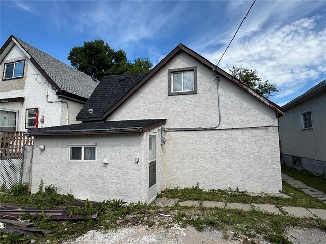 680 Simcoe St, Winnipeg, MB - Outdoor With Exterior