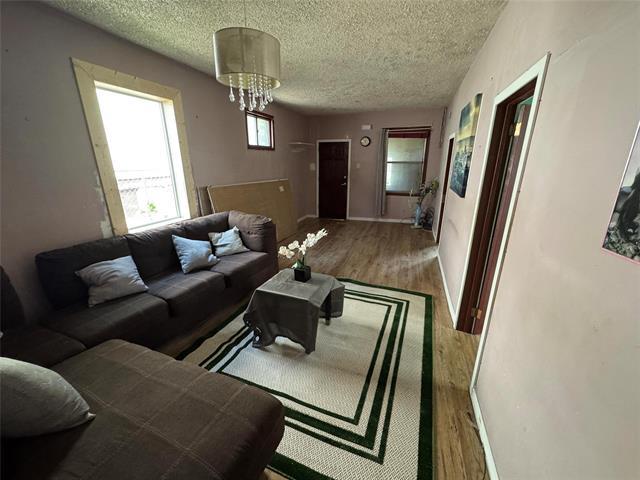 680 Simcoe St, Winnipeg, MB - Indoor Photo Showing Living Room