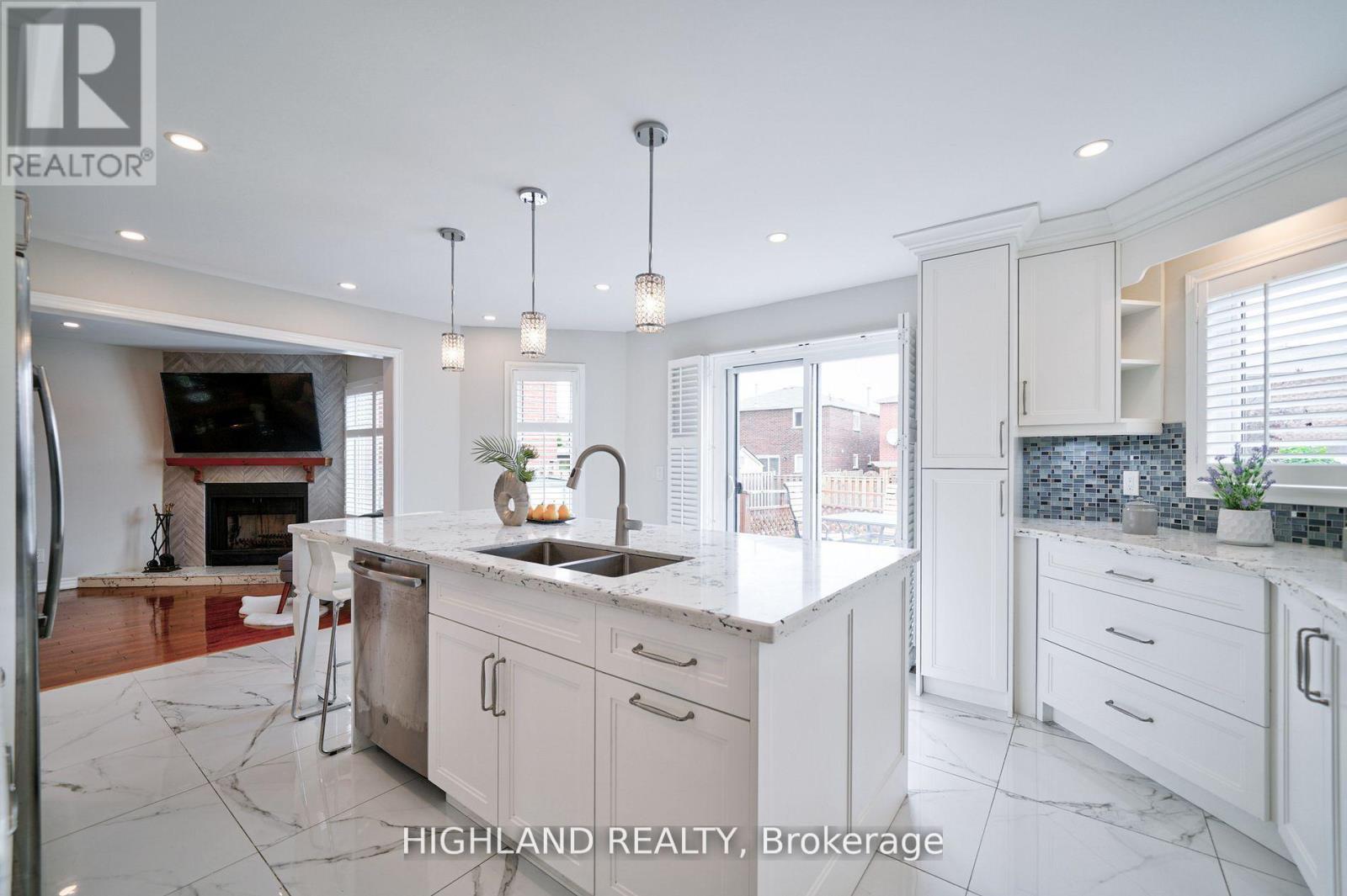 3591 Copernicus Drive, Mississauga, ON - Indoor Photo Showing Kitchen With Double Sink With Upgraded Kitchen