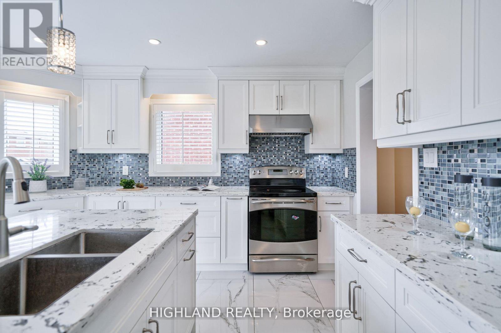 3591 Copernicus Drive, Mississauga, ON - Indoor Photo Showing Kitchen With Double Sink With Upgraded Kitchen