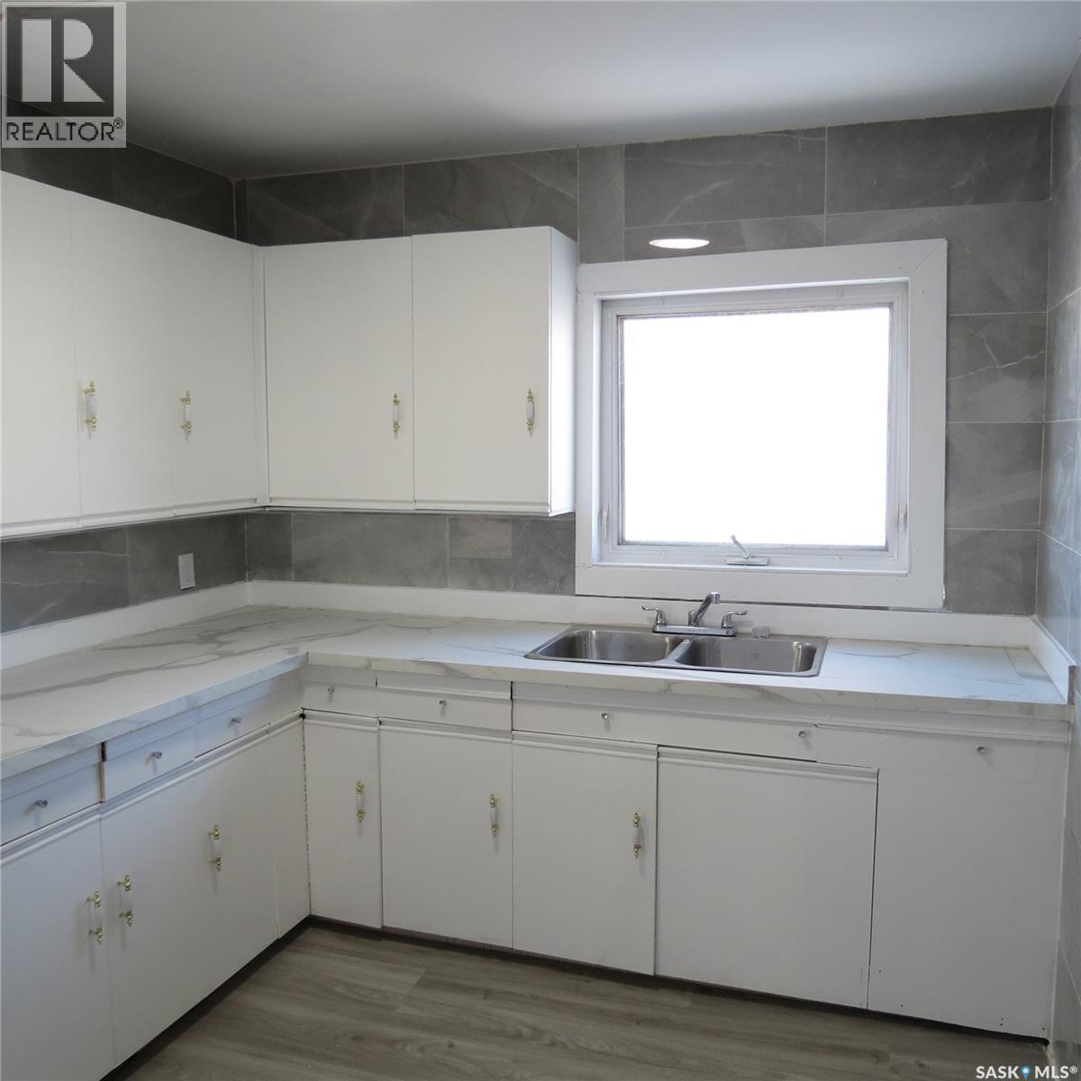 350 Osler Street, Regina, SK - Indoor Photo Showing Kitchen With Double Sink