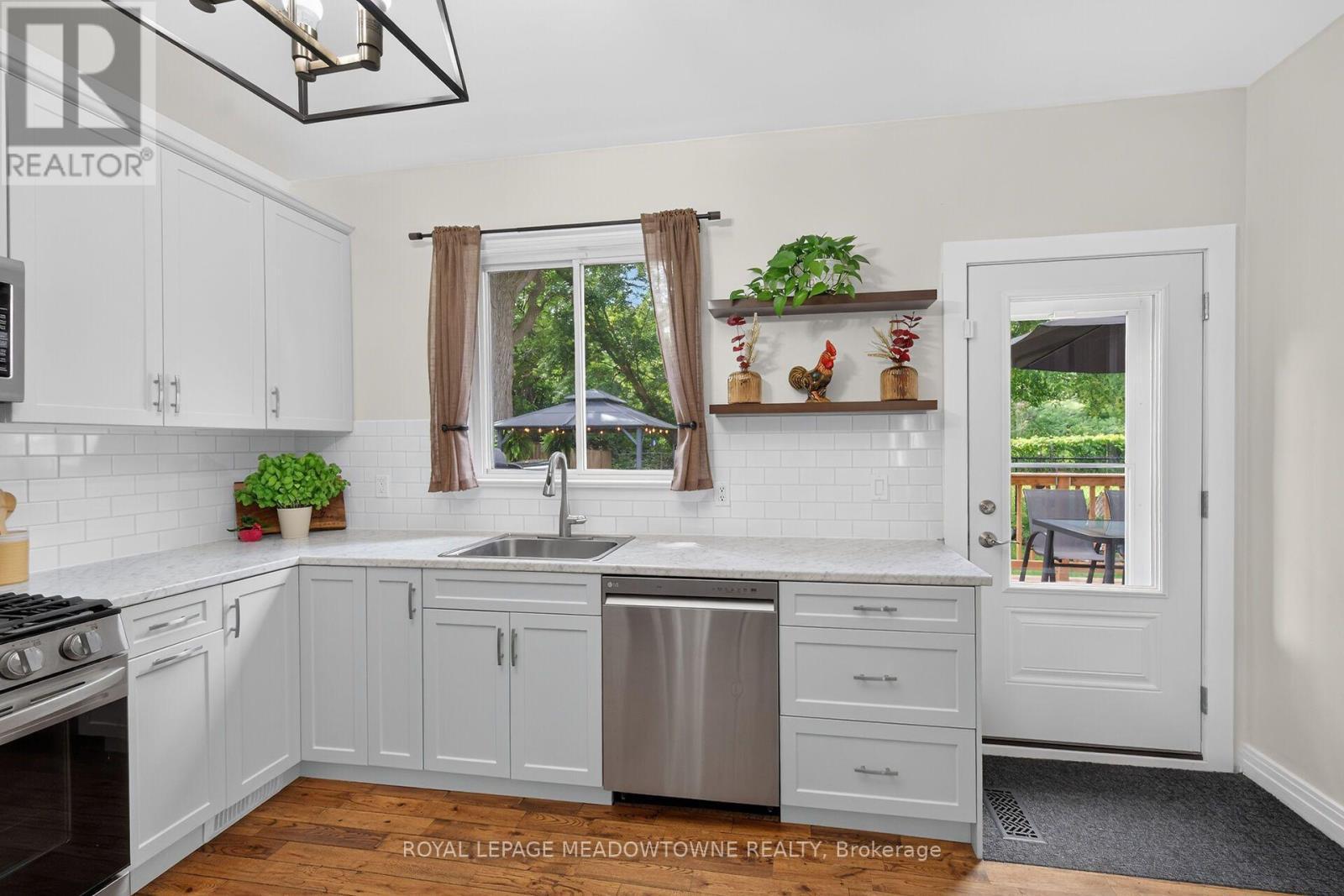 11 Stirton Avenue, Brantford, ON - Indoor Photo Showing Kitchen With Upgraded Kitchen
