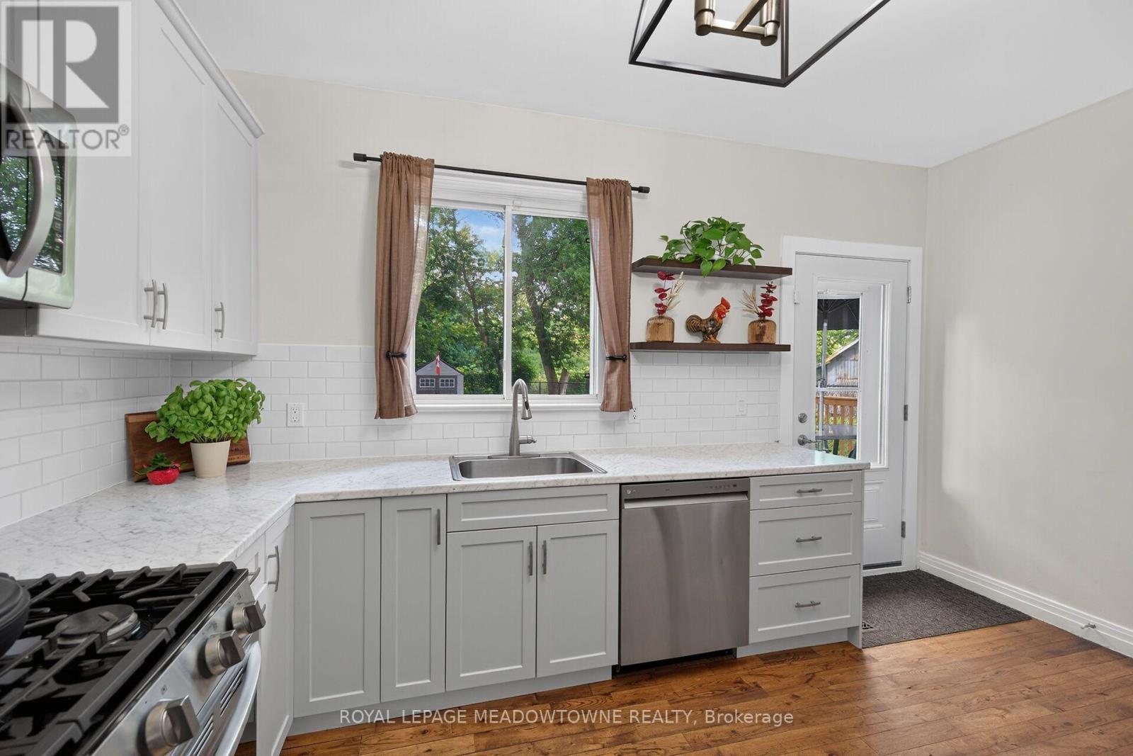 11 Stirton Avenue, Brantford, ON - Indoor Photo Showing Kitchen