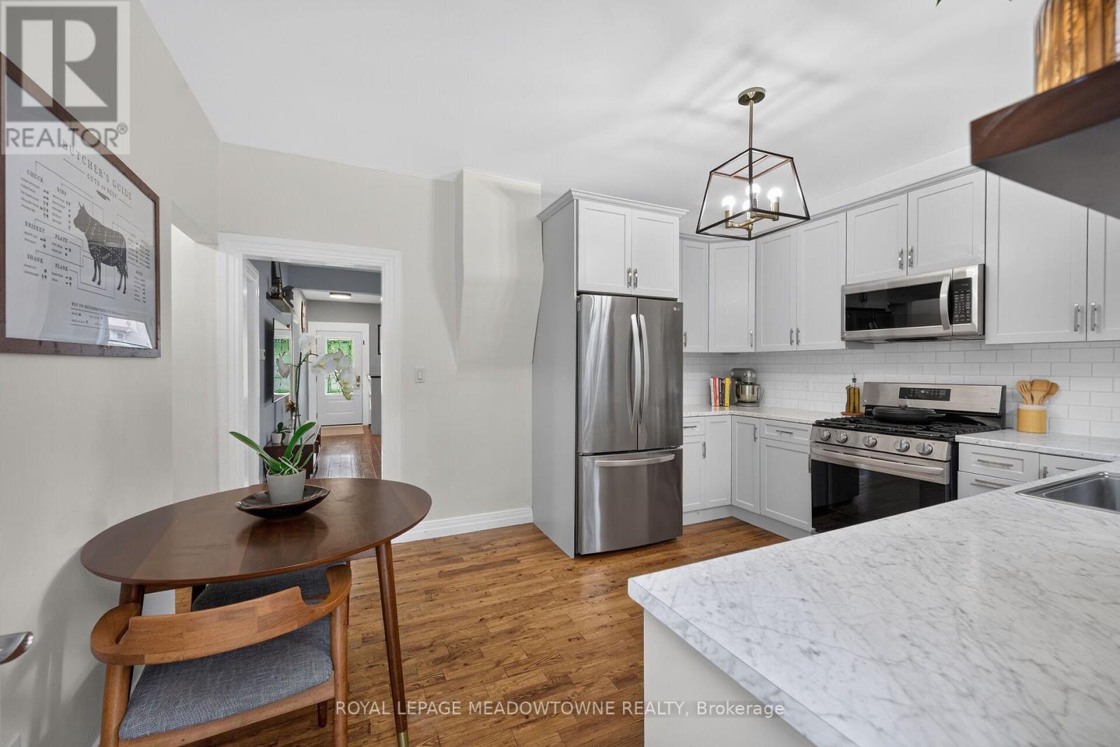 11 Stirton Avenue, Brantford, ON - Indoor Photo Showing Kitchen With Stainless Steel Kitchen With Upgraded Kitchen