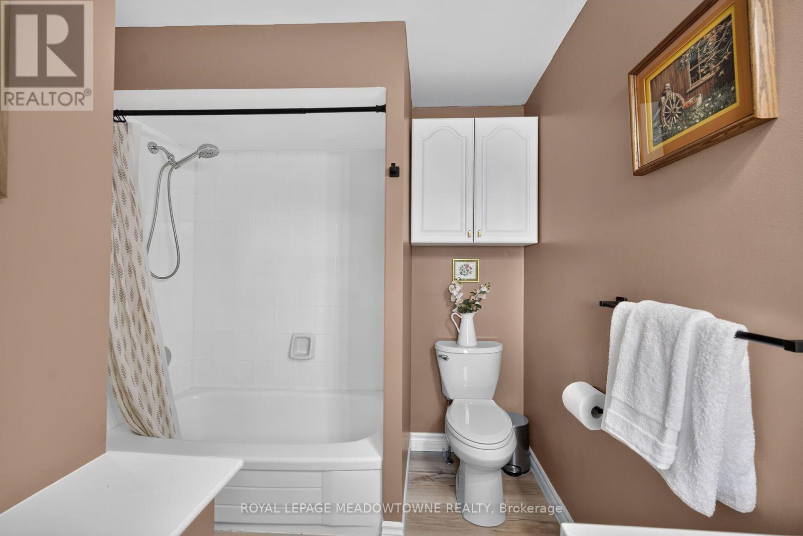 11 Stirton Avenue, Brantford, ON - Indoor Photo Showing Bathroom