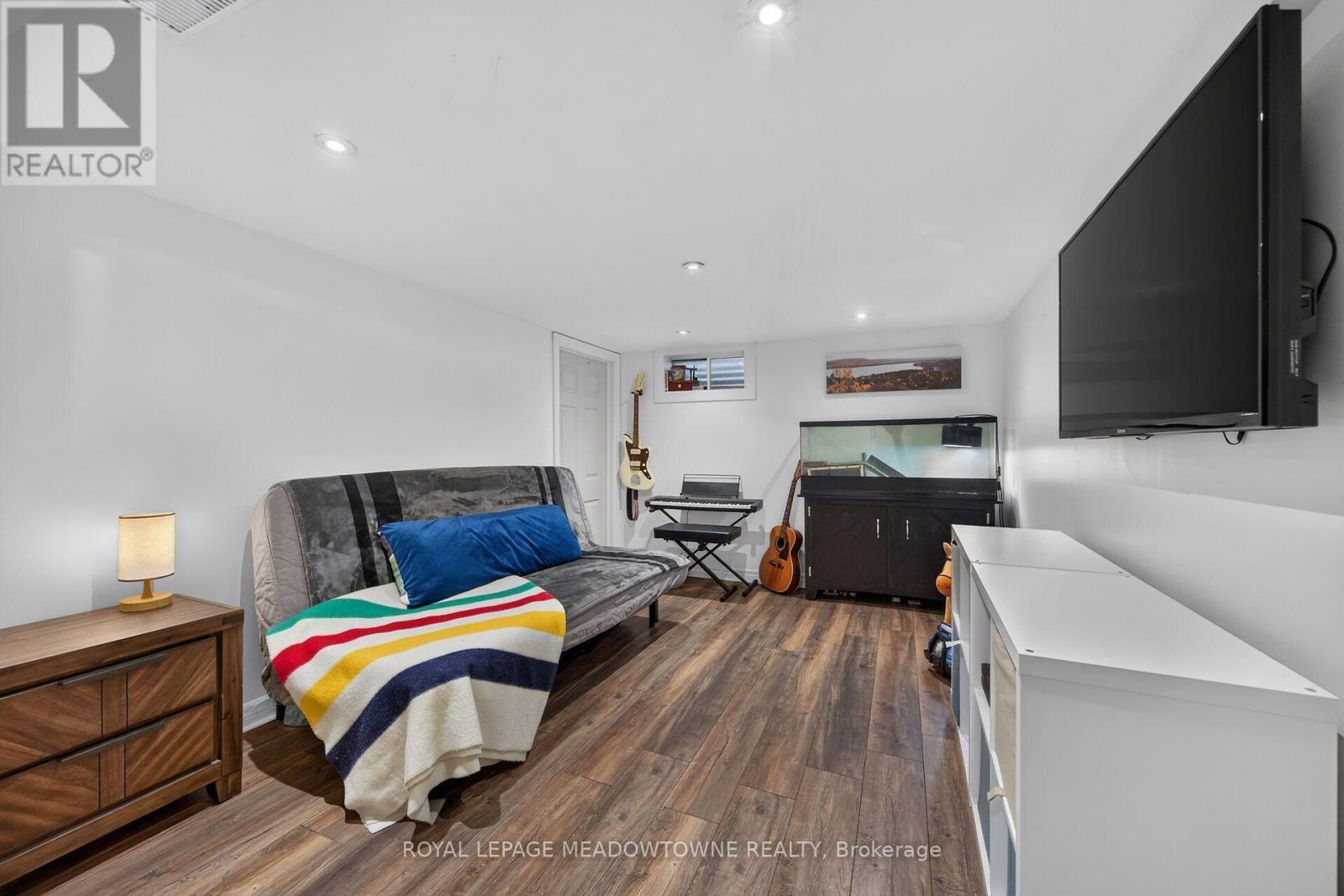 11 Stirton Avenue, Brantford, ON - Indoor Photo Showing Bedroom