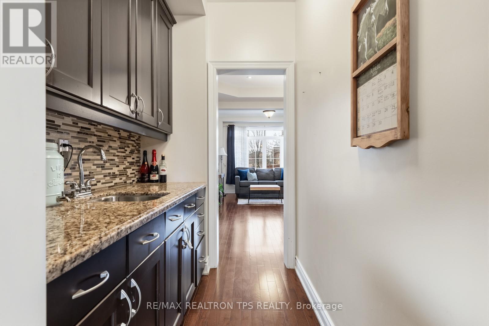 Servery with Bar Sink - 555 Kingsfield Loop, Oshawa, ON - Indoor