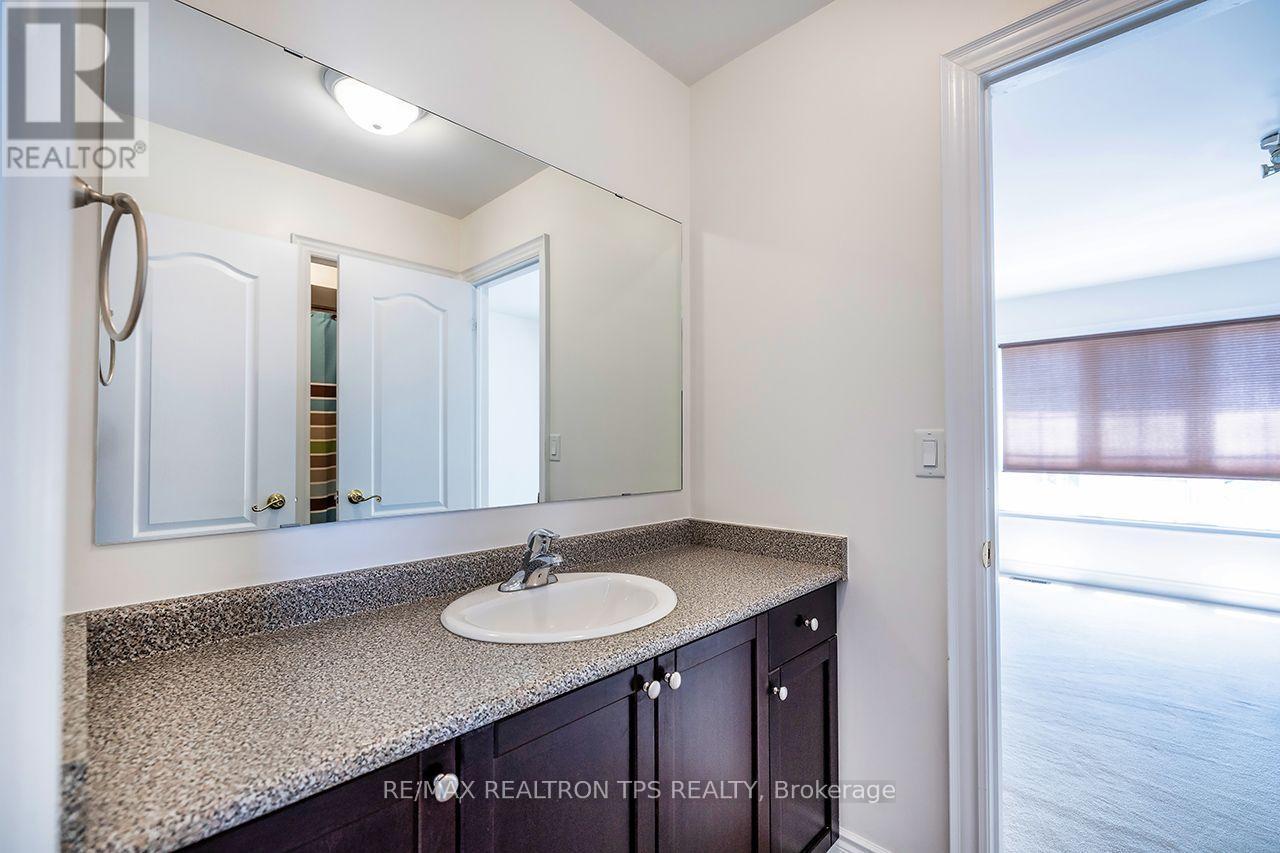 Jack & Jill Connecting Bath with Shower & Toilet - 555 Kingsfield Loop, Oshawa, ON - Indoor Photo Showing Bathroom