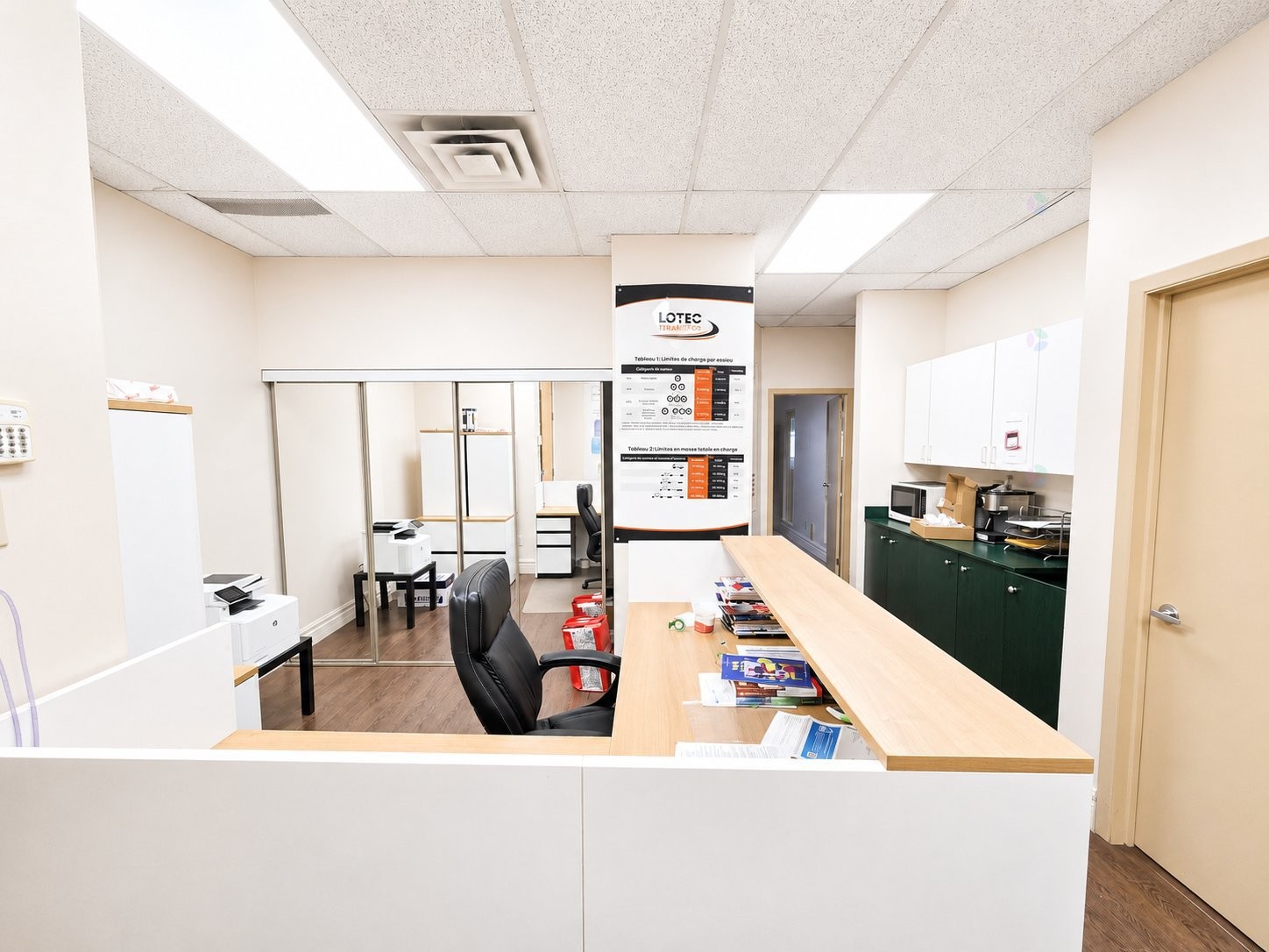 Reception - 214A-1605 Desserte Nord Laval (A-440) O., Laval (Chomedey), QC - Indoor