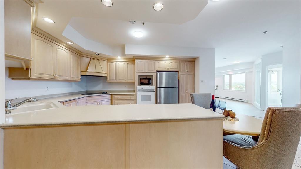 314-386 Elizabeth Avenue, St. John'S, NL - Indoor Photo Showing Kitchen
