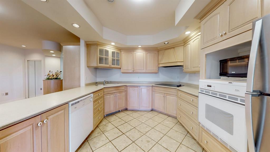 314-386 Elizabeth Avenue, St. John'S, NL - Indoor Photo Showing Kitchen