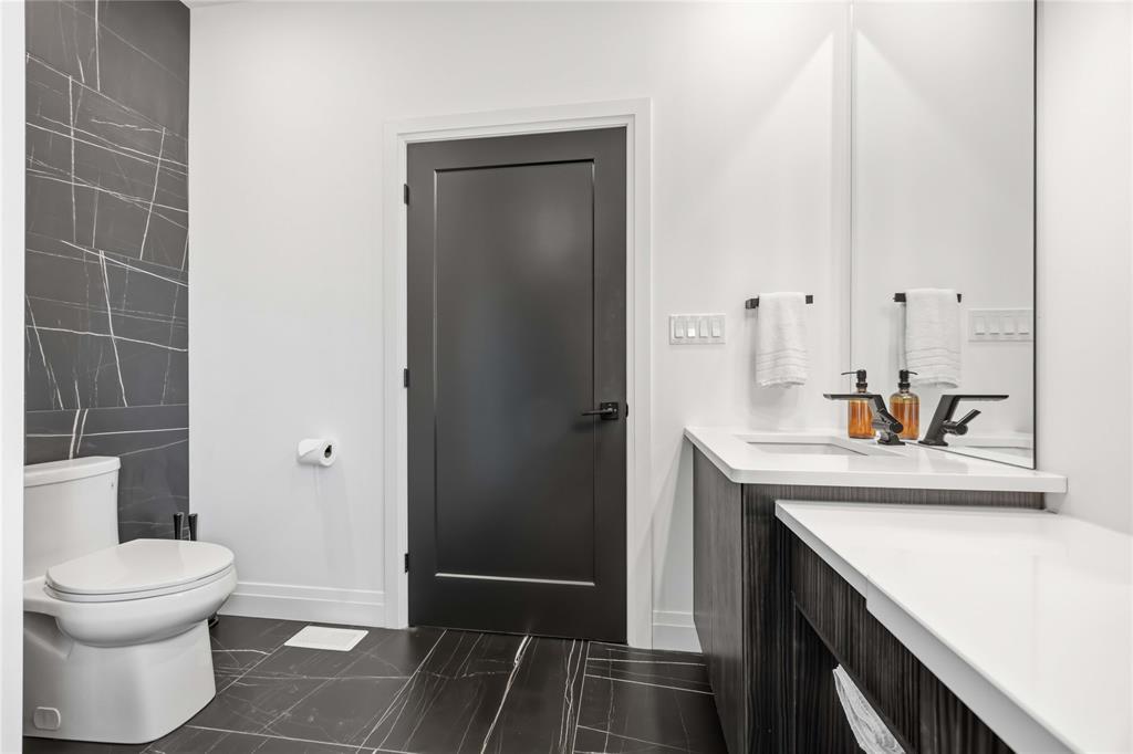 564 Franco Avenue, Sarnia, ON - Indoor Photo Showing Bathroom