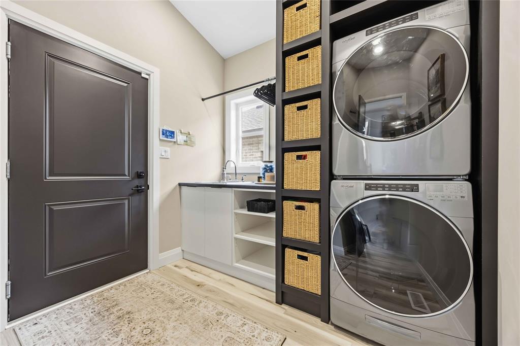 564 Franco Avenue, Sarnia, ON - Indoor Photo Showing Laundry Room