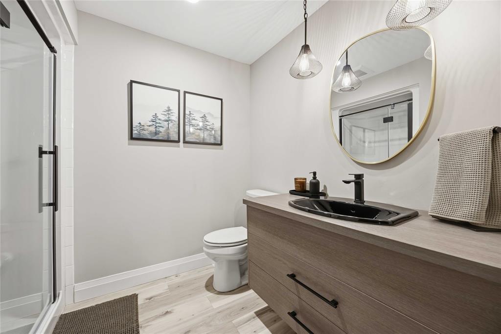 564 Franco Avenue, Sarnia, ON - Indoor Photo Showing Bathroom