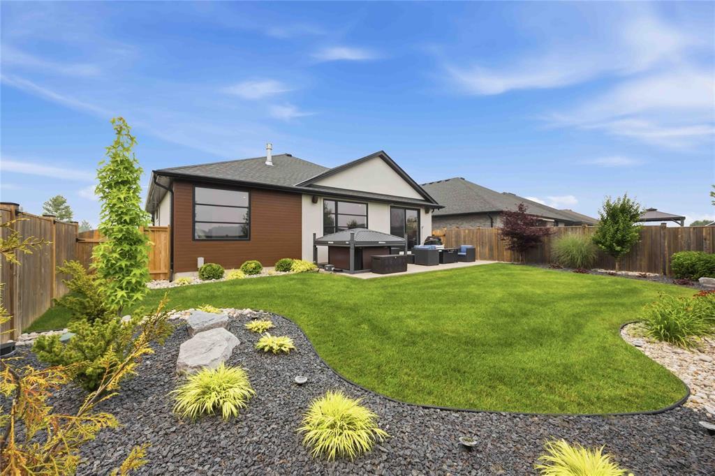 564 Franco Avenue, Sarnia, ON - Outdoor With Backyard