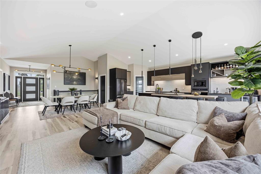 564 Franco Avenue, Sarnia, ON - Indoor Photo Showing Living Room