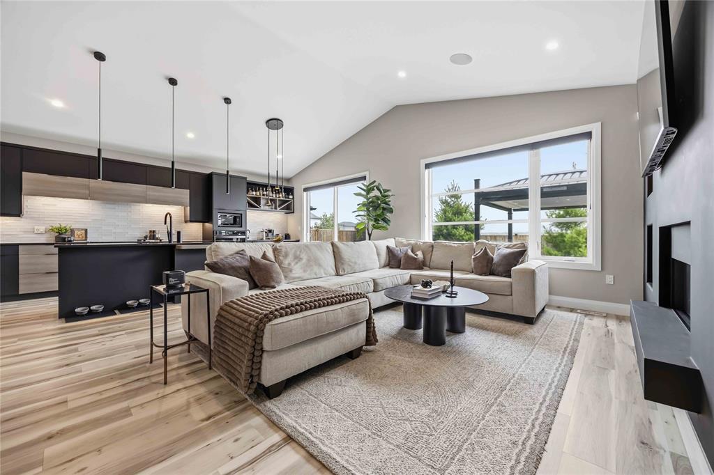 564 Franco Avenue, Sarnia, ON - Indoor Photo Showing Living Room