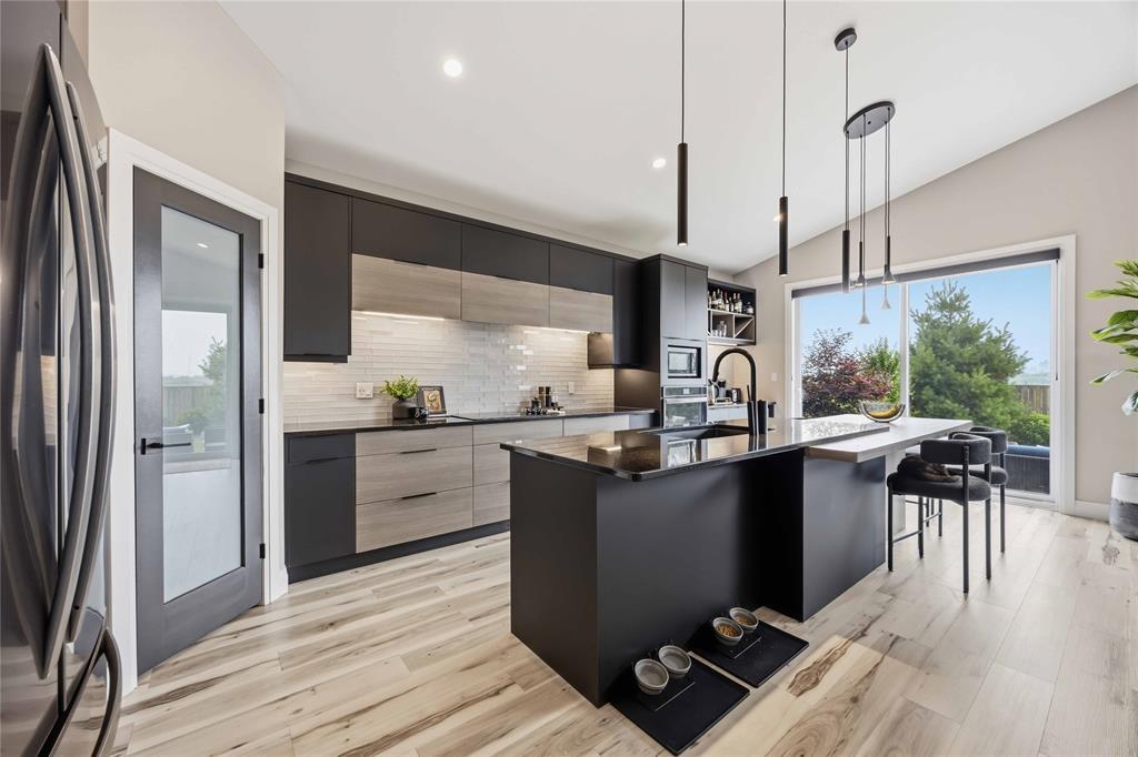564 Franco Avenue, Sarnia, ON - Indoor Photo Showing Kitchen With Upgraded Kitchen