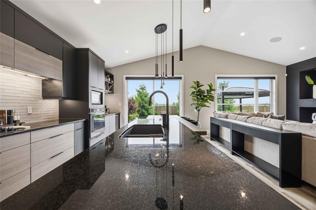 564 Franco Avenue, Sarnia, ON - Indoor Photo Showing Kitchen With Double Sink With Upgraded Kitchen