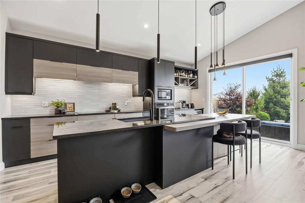 564 Franco Avenue, Sarnia, ON - Indoor Photo Showing Kitchen With Upgraded Kitchen