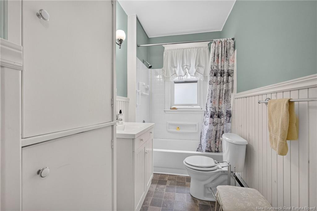 298-300 Cameron St, Moncton, NB - Indoor Photo Showing Bathroom
