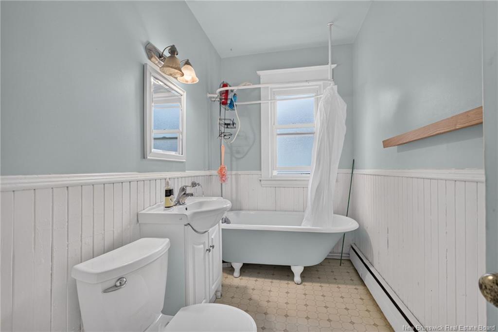 298-300 Cameron St, Moncton, NB - Indoor Photo Showing Bathroom