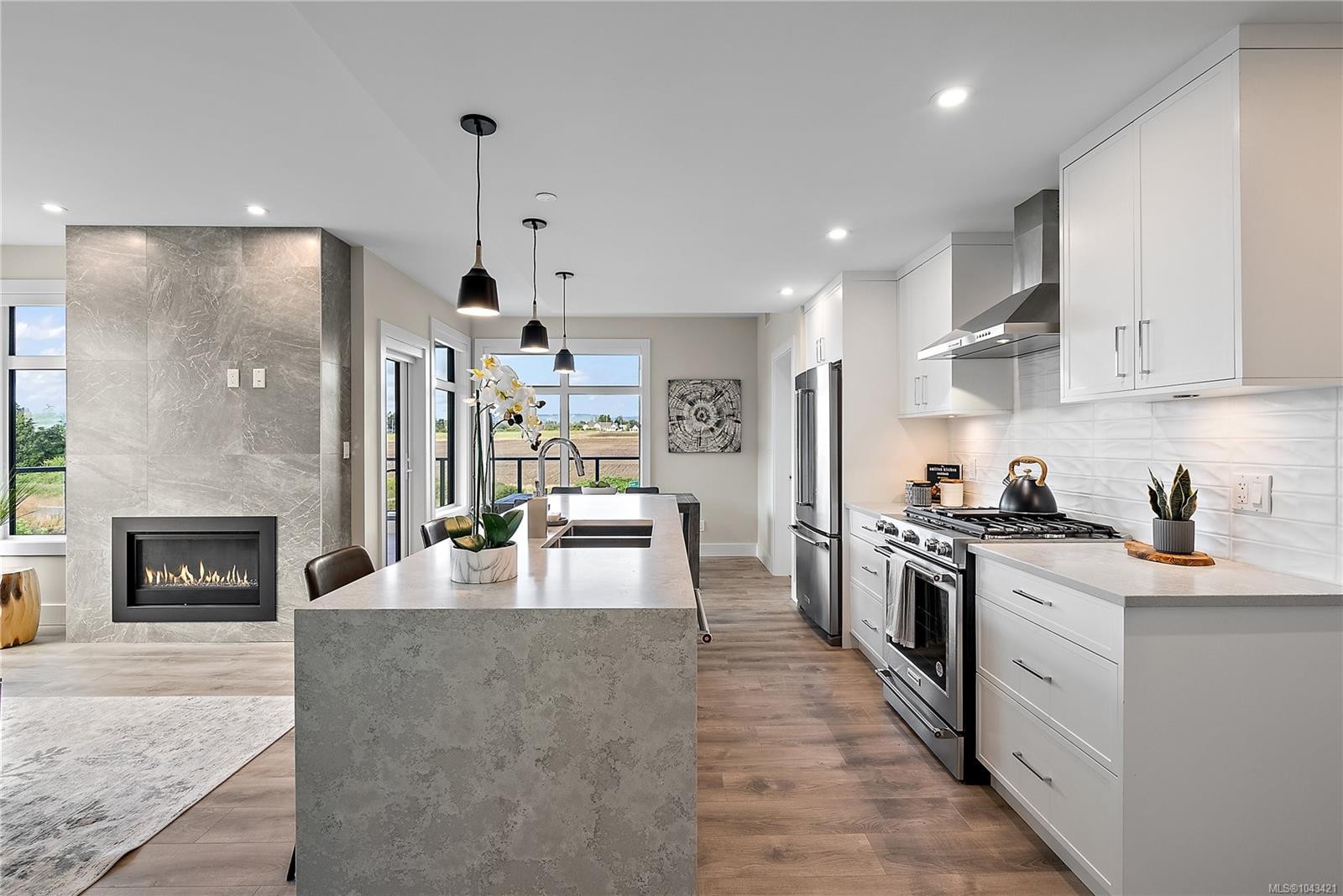 #202-2520 Hackett Cres, Central Saanich, BC - Indoor Photo Showing Kitchen With Upgraded Kitchen