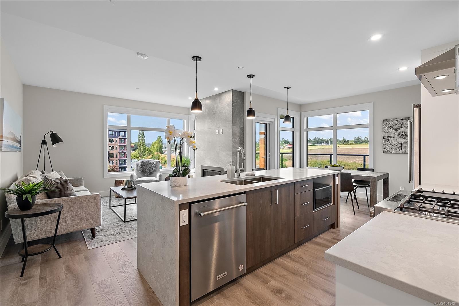 #202-2520 Hackett Cres, Central Saanich, BC - Indoor Photo Showing Kitchen With Double Sink With Upgraded Kitchen