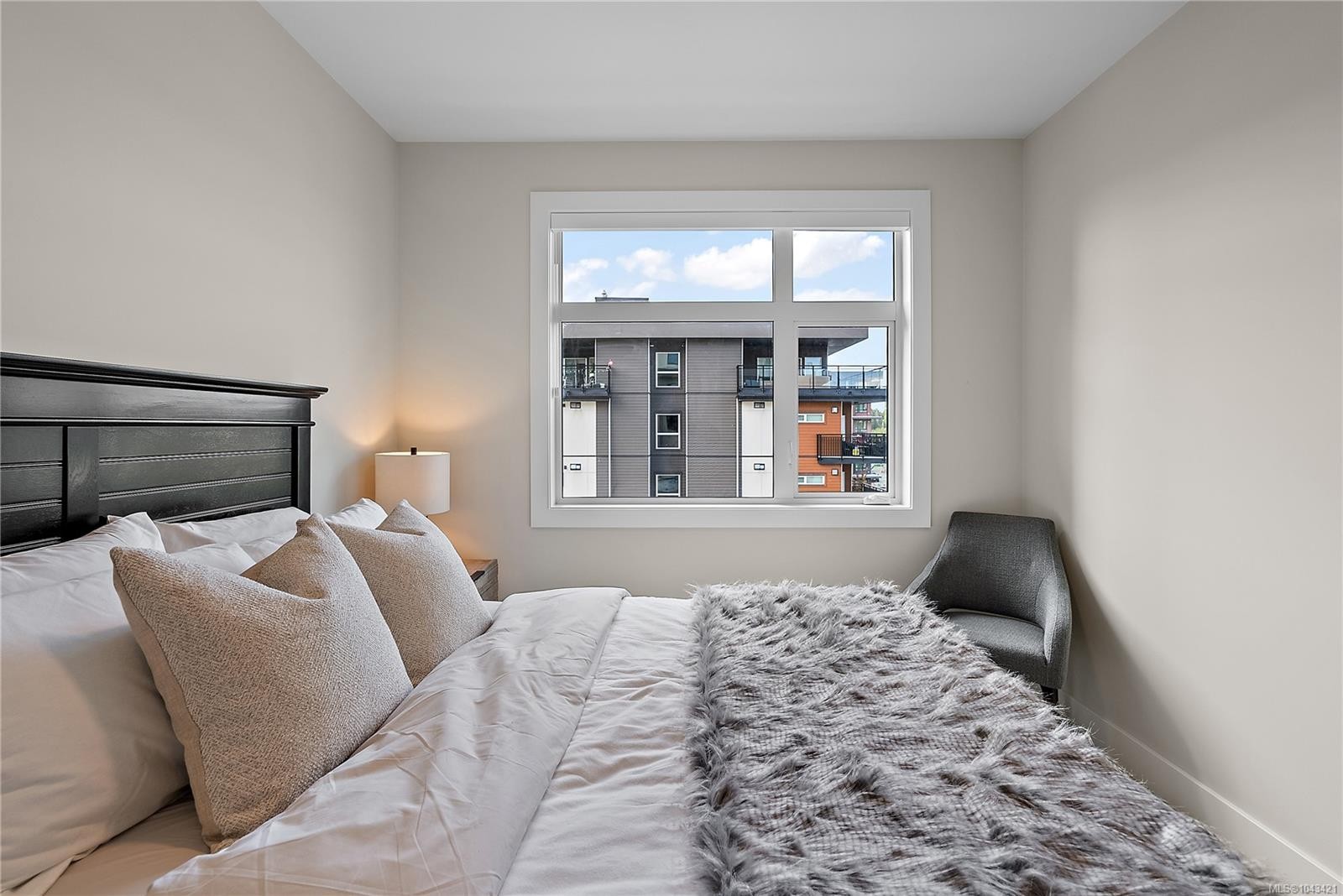 #202-2520 Hackett Cres, Central Saanich, BC - Indoor Photo Showing Bedroom