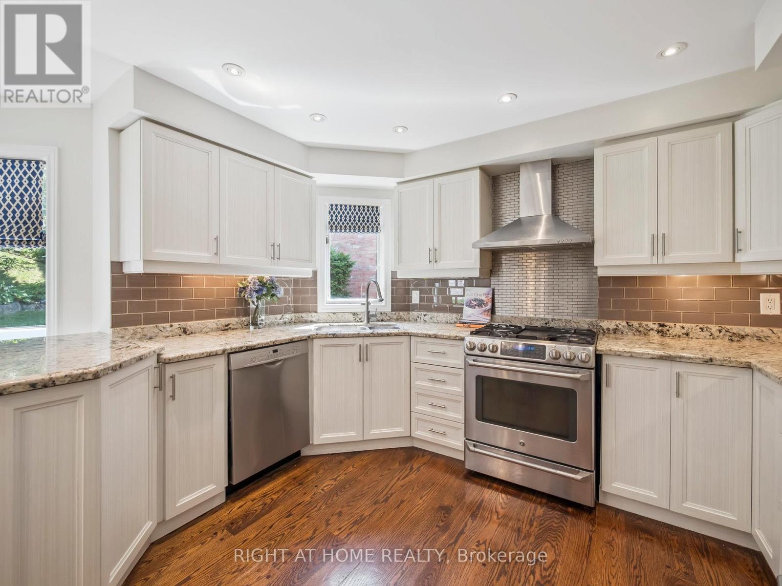 100 Carlyle Crescent, Aurora, ON - Indoor Photo Showing Kitchen With Stainless Steel Kitchen With Upgraded Kitchen