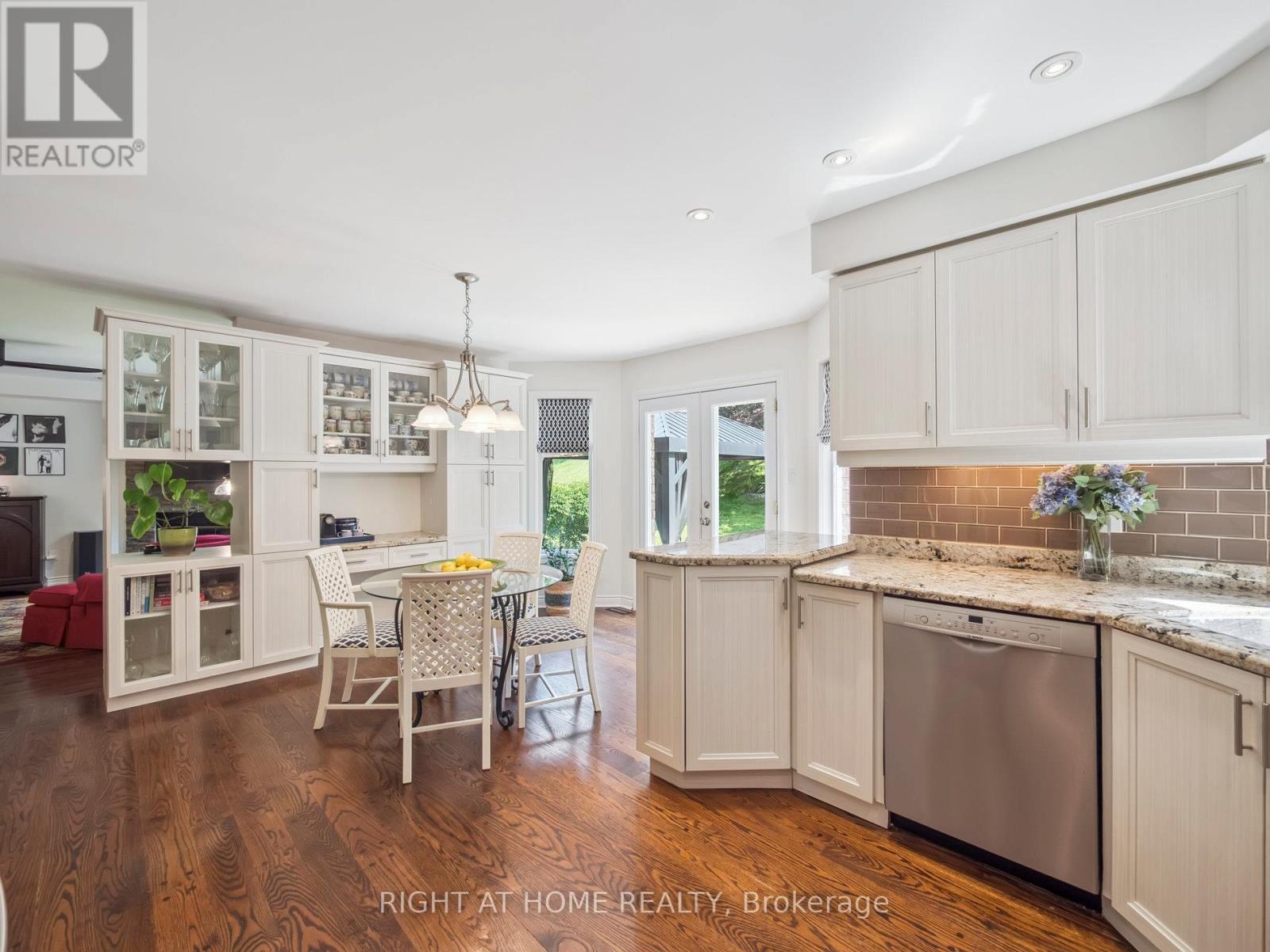 100 Carlyle Crescent, Aurora, ON - Indoor Photo Showing Kitchen