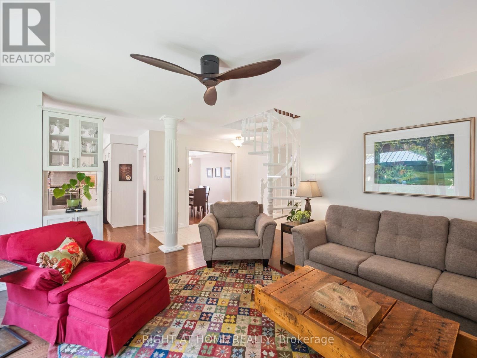 100 Carlyle Crescent, Aurora, ON - Indoor Photo Showing Living Room