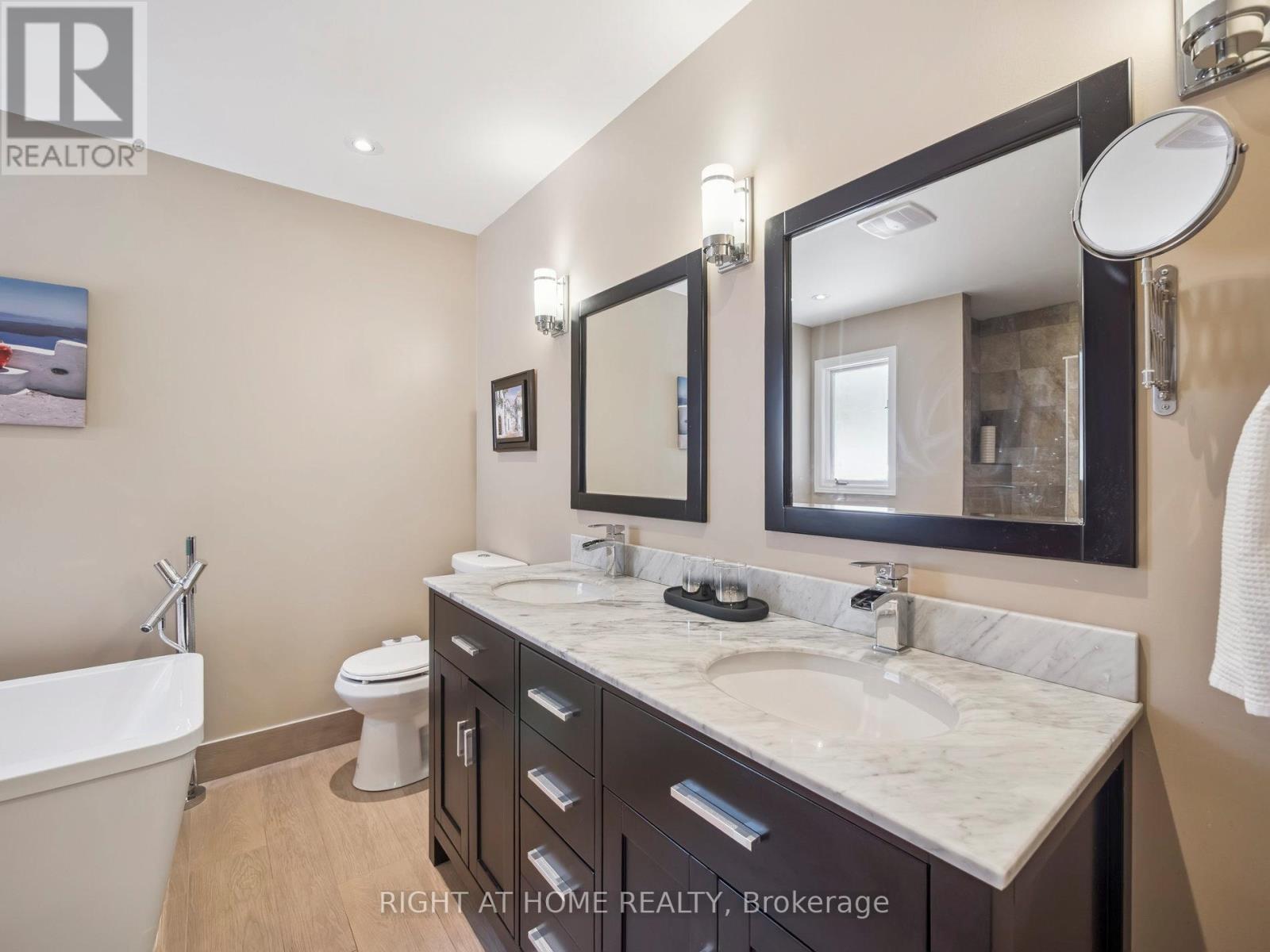 100 Carlyle Crescent, Aurora, ON - Indoor Photo Showing Bathroom