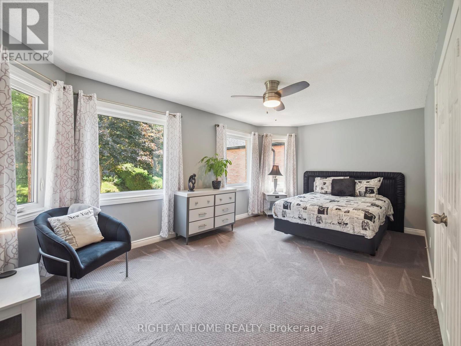 100 Carlyle Crescent, Aurora, ON - Indoor Photo Showing Bedroom