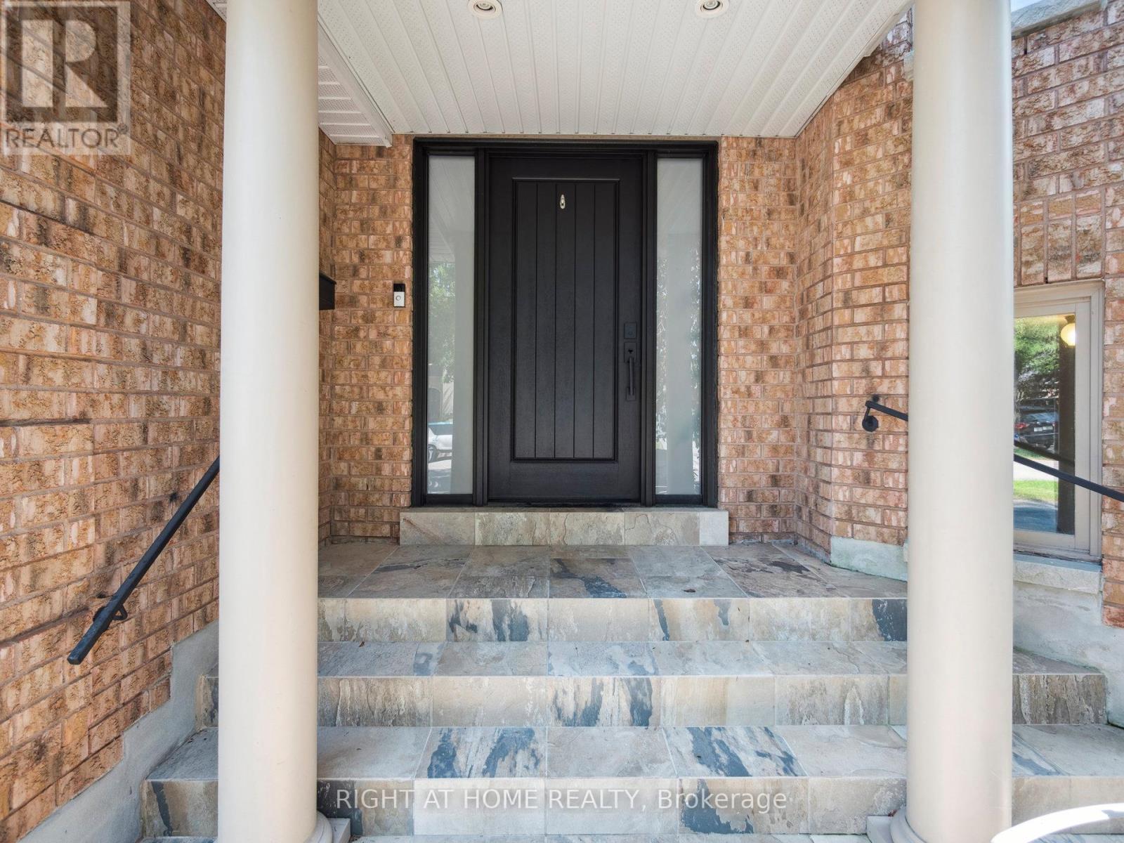 100 Carlyle Crescent, Aurora, ON - Outdoor
