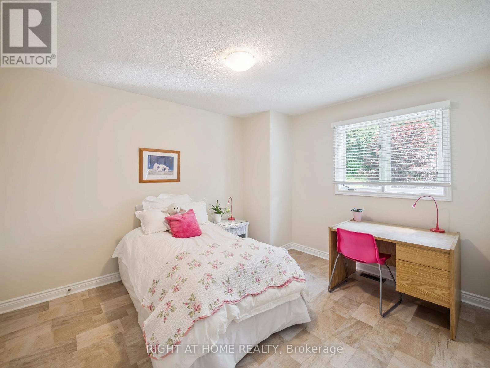 100 Carlyle Crescent, Aurora, ON - Indoor Photo Showing Bedroom