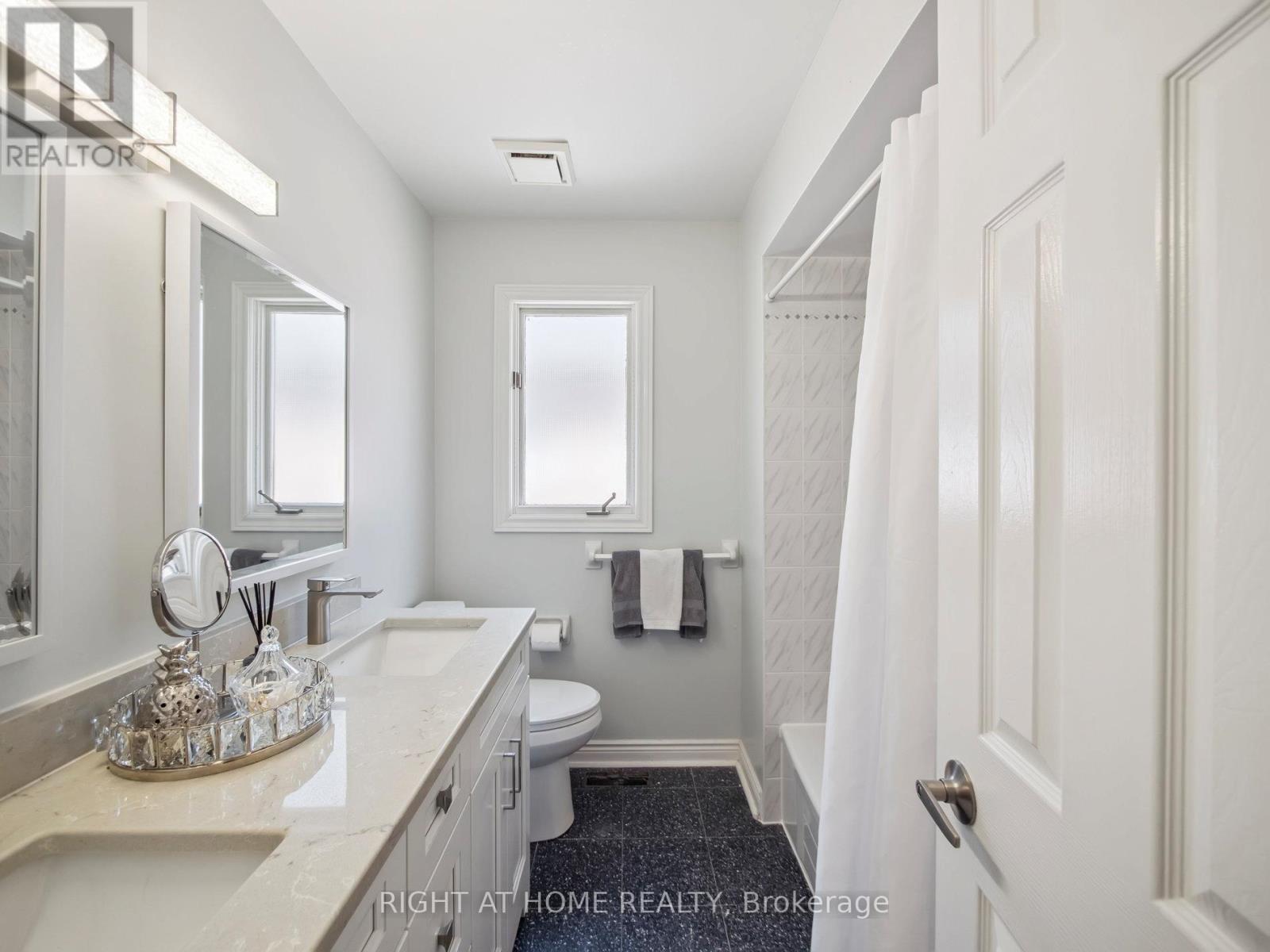 100 Carlyle Crescent, Aurora, ON - Indoor Photo Showing Bathroom